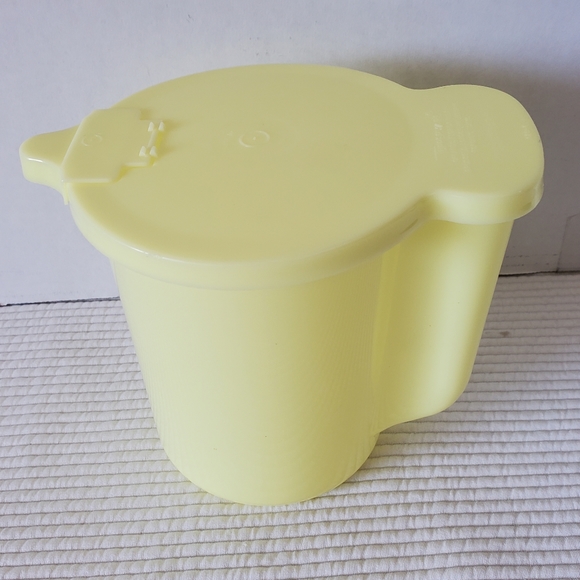 Tupperware Yellow Milk Pitcher Vintage Plastic 40 oz. Large 131-2 5.5" Flip Top - Picture 6 of 9